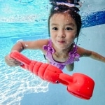 Louie Lobster Claw Catcher Pool Toy - Image 4
